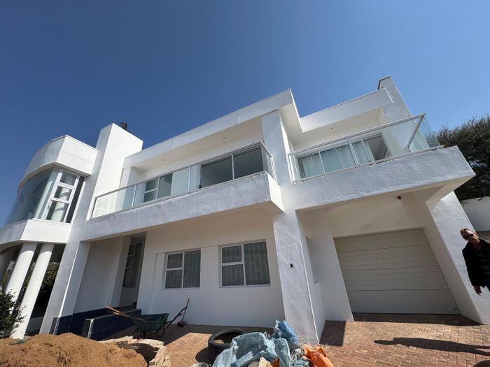 Ludwigsdorf House To Rent: 6 bedrooms, pool, entertainment area, and spacious living.