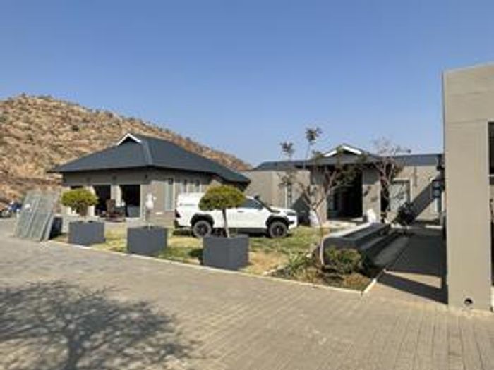 For Sale: House in Windhoek South with main house, flats, and expansive erf.