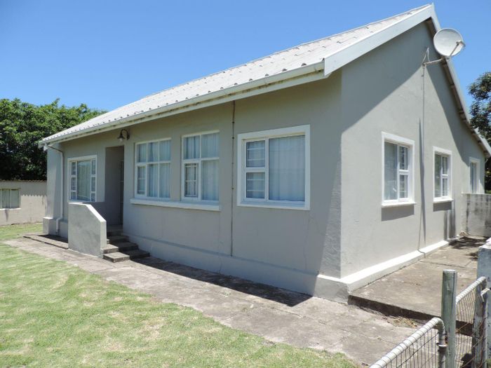 Kei Mouth House For Sale: Spacious layout, garden, and close to beach amenities.