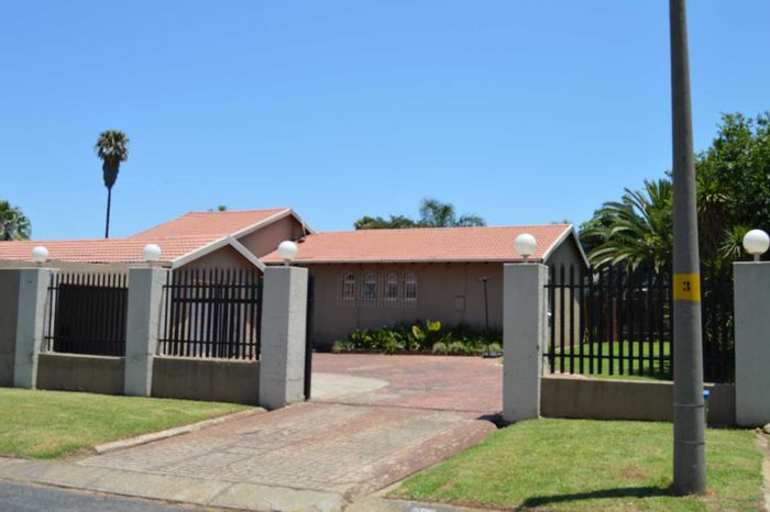 Verwoerdpark House For Sale: 3 bedrooms, pool, lapa, garage, near amenities.