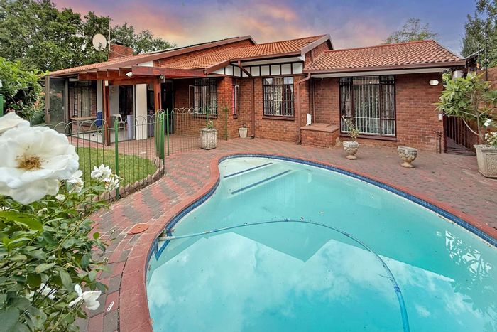 For Sale: Family house in Paulshof with pool, garden, and security features.