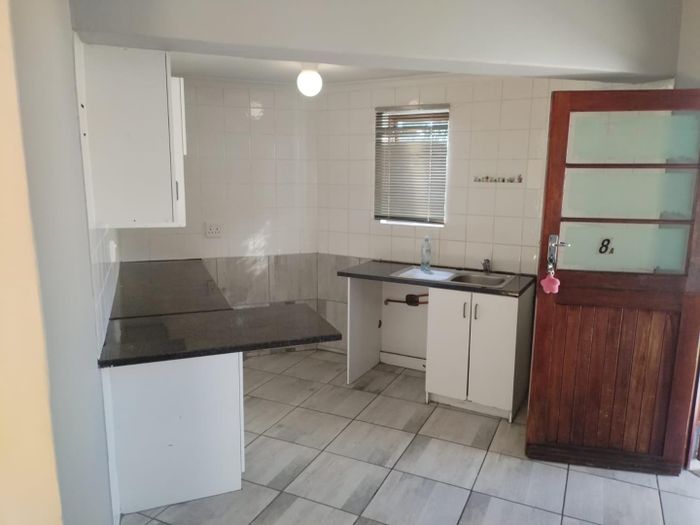 Cottage To Rent in Marinda Park: 2 bedrooms, pet-friendly, fiber ready, secure entrance.