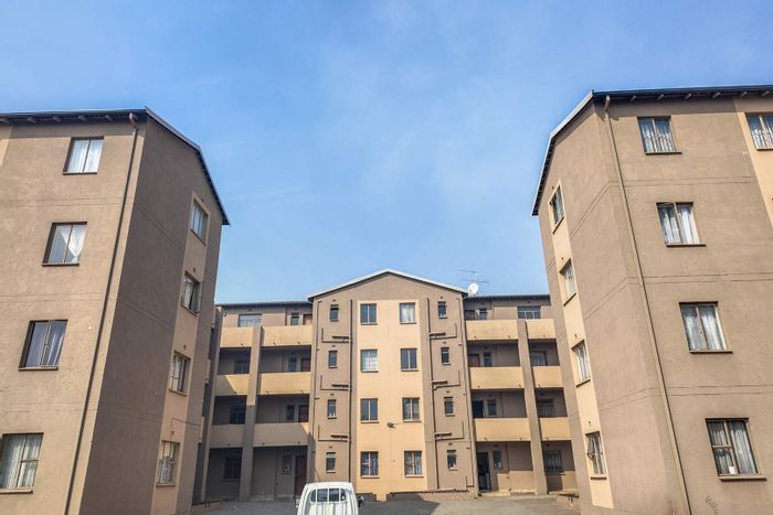 For Sale: 2-bedroom apartment in Roodepoort Central with 24-hour security and communal amenities.