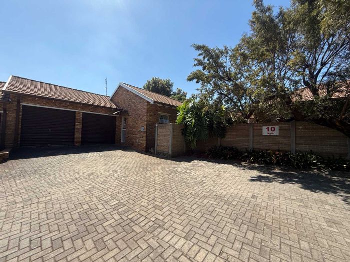 Property #2421458, Townhouse Rental Monthly in Weltevreden Park