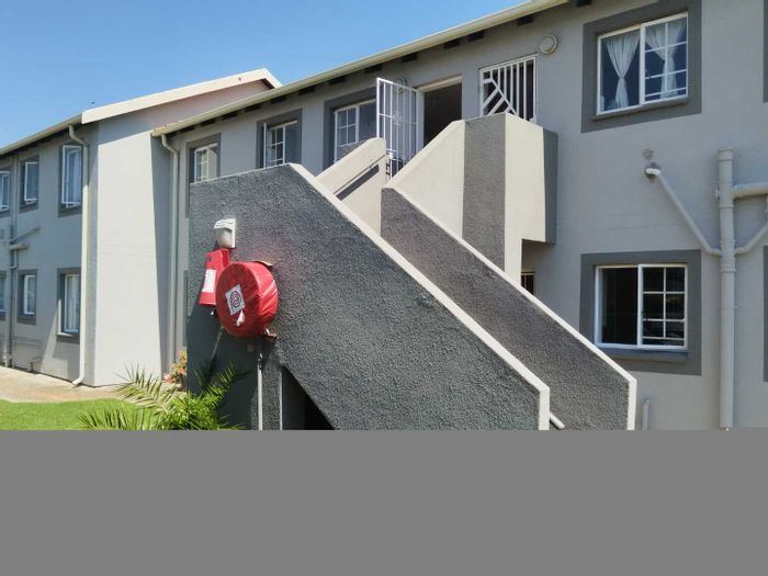 Glen Marais Townhouse For Sale: 2 Bedrooms, communal pool, secure complex, convenient location.