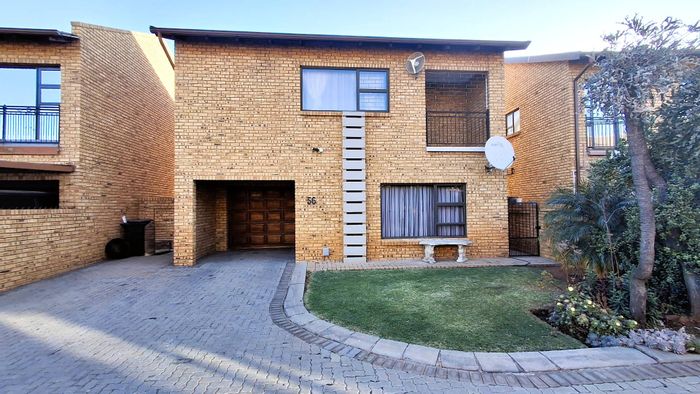 Dal Fouche Cluster For Sale: 3-bed home, secure complex, private balcony, garage.