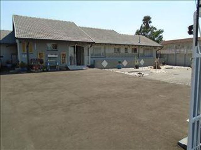For Sale: Spacious Lilianton house with 4 bedrooms, flat, and entertainment area.