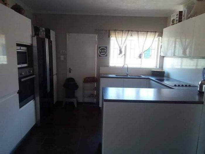 Spacious 4-Bedroom House in Cimbebasia with Flat, Garage, and Braai Area!