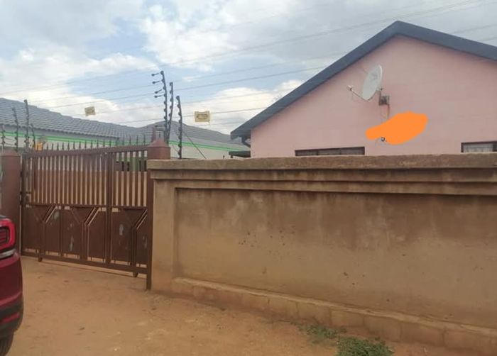 House to Rent in Soshanguve Ext: 3 Bedrooms, 2 Bathrooms, Carport, Near Schools.