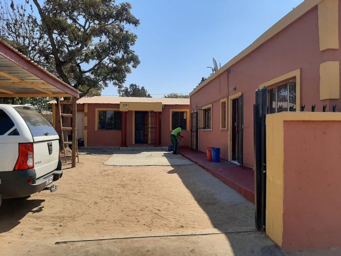 For Sale: House in Modimolle Rural with rental income, multiple outside rooms, and amenities.