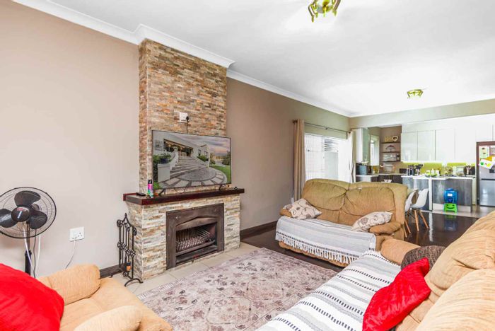 House For Sale in Orange Grove: 3 beds, 2 baths, plus 2-bed cottage.