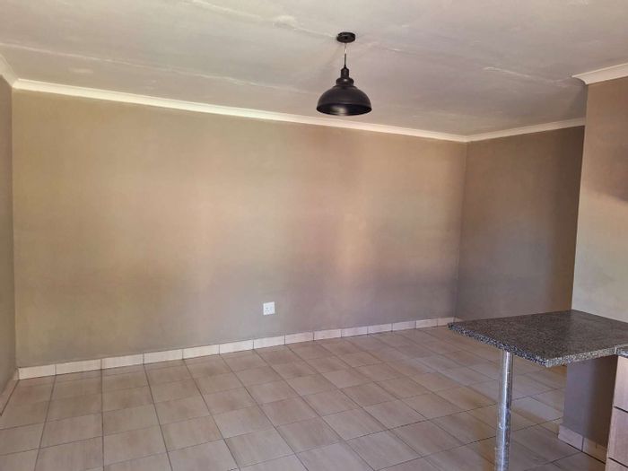 To Rent: Apartment in Rosettenville with gas stove, parking, and nearby transport.