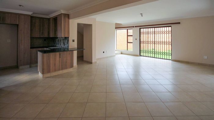 Spacious Olympus townhouse to rent: 3 bedrooms, outdoor patio, security features.