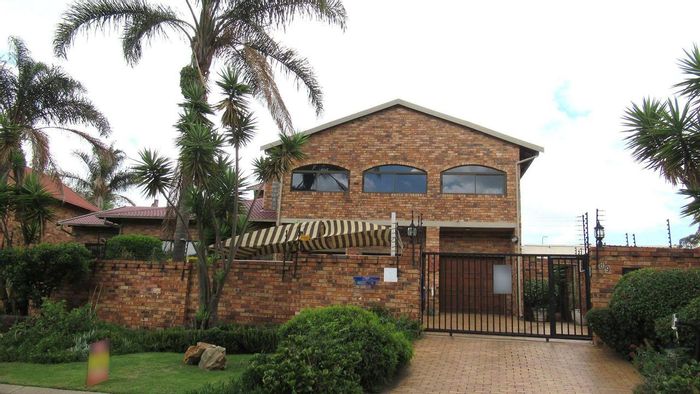 For Sale: Spacious House in Winchester Hills with dual living, 4-car garage.