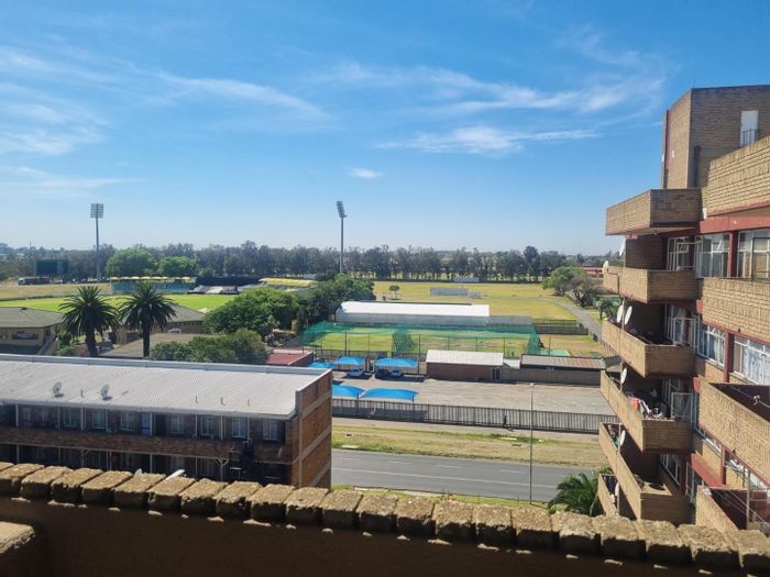 2 Bedroom Apartment For Sale in Benoni Central with Balcony and Communal Garden.