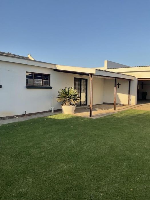 Property #2401473, House For Sale in Henties Bay Central