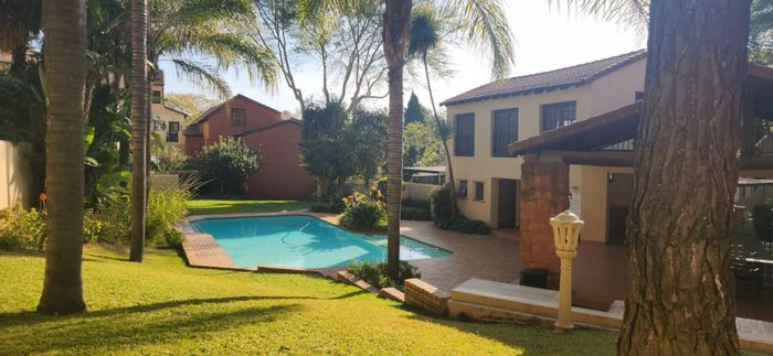 Bryanston Apartment To Rent: 3 Bedrooms, pool, tennis court, clubhouse amenities.