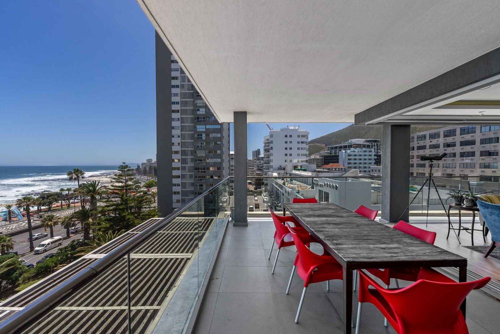 Covered balcony/outdoor dinning