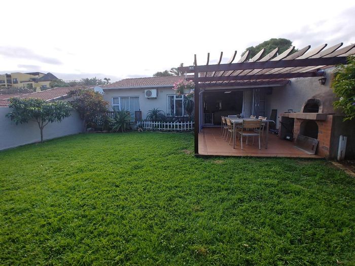 Umhlanga Central Townhouse To Rent: 3 beds, pool, pet-friendly, near beach.