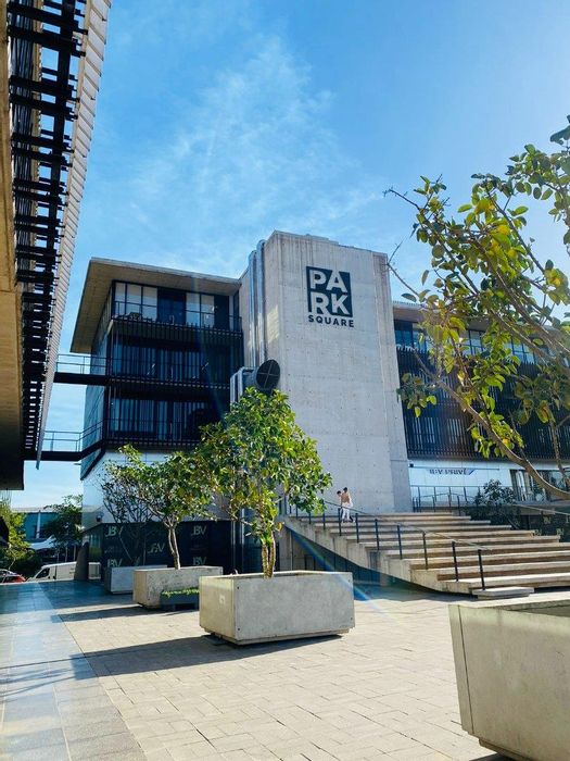 For Sale: Apartment in Umhlanga Ridge with pool, gas connection, and storage.