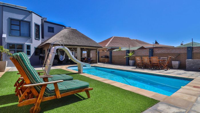 Menkenkop House For Sale: 6 bedrooms, pool, flatlet, secure parking, solar panels.