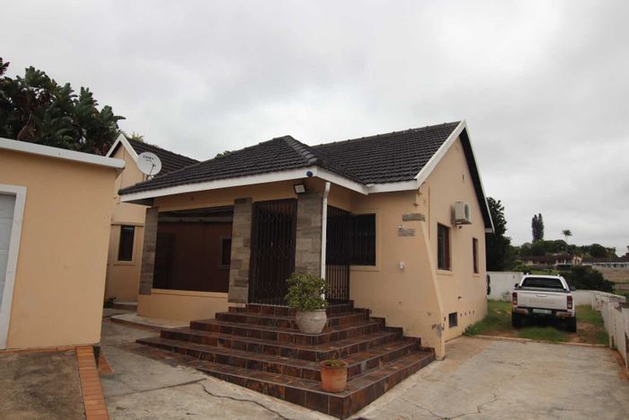 Queensburgh Central House For Sale: 2 beds, pool, flatlet, double garage, spacious basement.