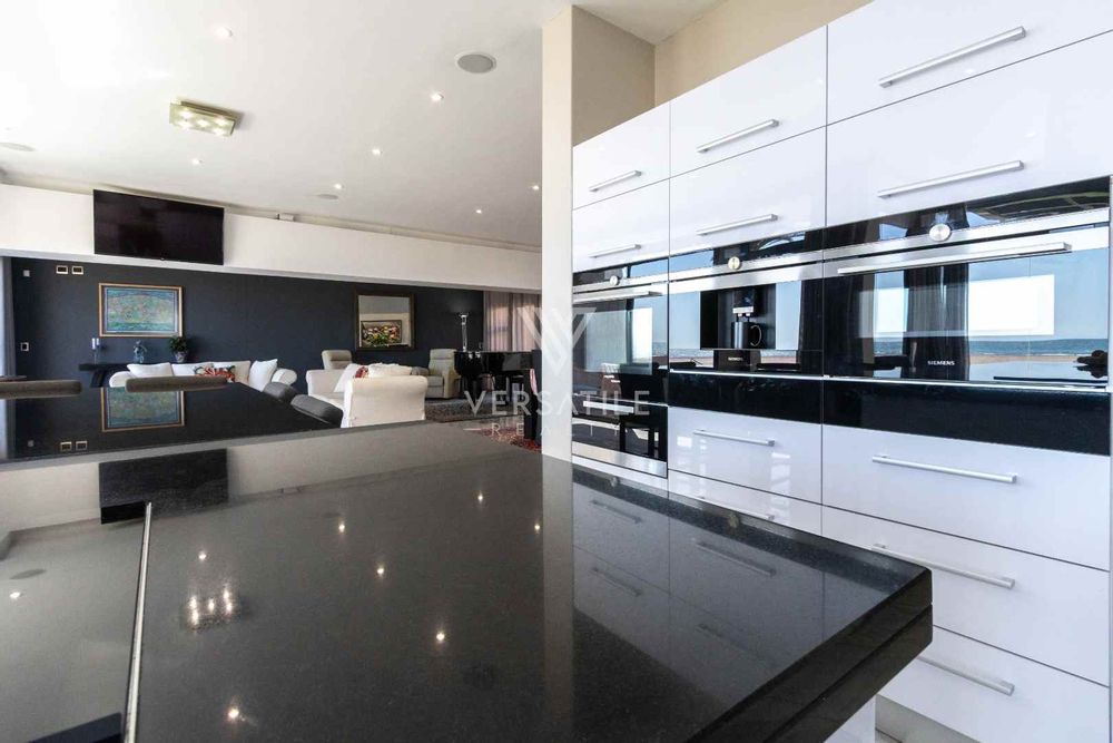 26 - Top of the range Gourmet Kitchen appliances 