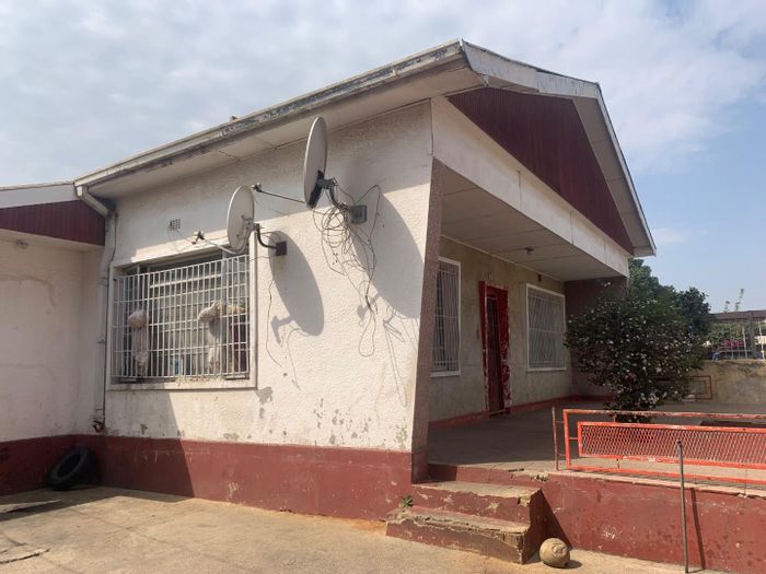 Turffontein House For Sale: Income-generating property with multiple living spaces and rentals.