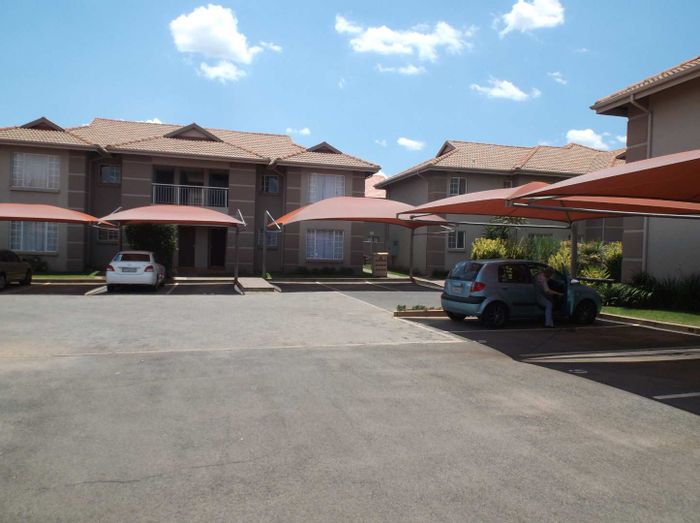 Brentwood Townhouse To Rent: 2 beds, secure complex, patio, parking included.