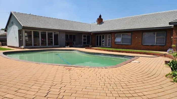 Brackenhurst House For Sale: 4 Bedrooms, Pool, Open Plan Living, 3 Garages.