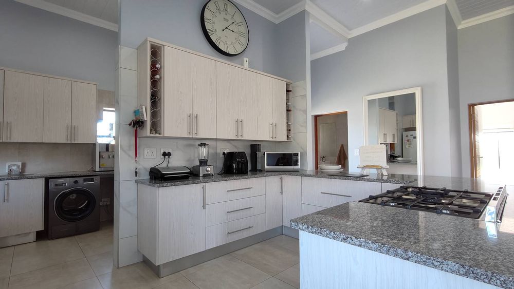 Gas hob, granite tops and ample cupboard space