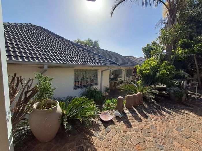 Glenvista House For Sale: 3 Bedrooms, Pool, Staff Quarters, Spacious Living Areas.