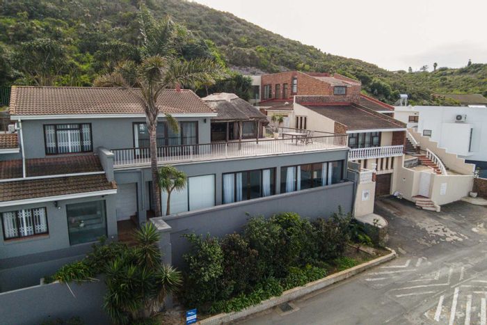 For Sale: House in Amsterdamhoek with 5 bedrooms, private jetty, and 4 garages.