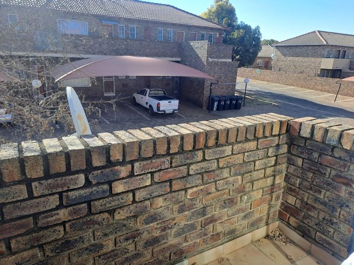 Highveld Apartment For Sale: 1 Bed, balcony, parking, near academic institutions.