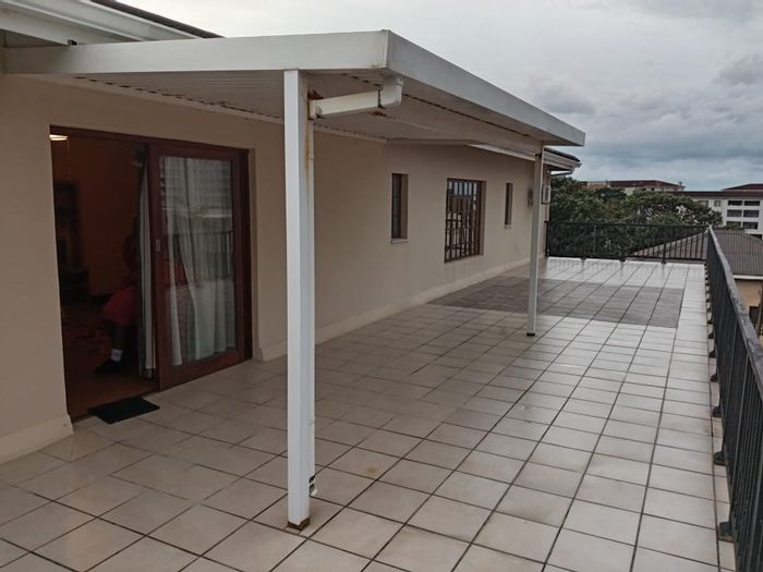 Margate Central Apartment To Rent: Sea views, balcony, pool, lift, covered parking.