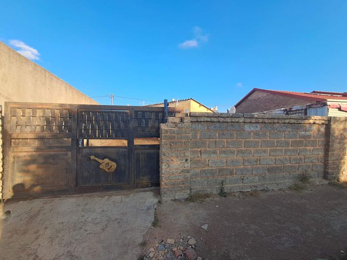 Kaalfontein House For Sale: 1-Bedroom, large lot, close to amenities.