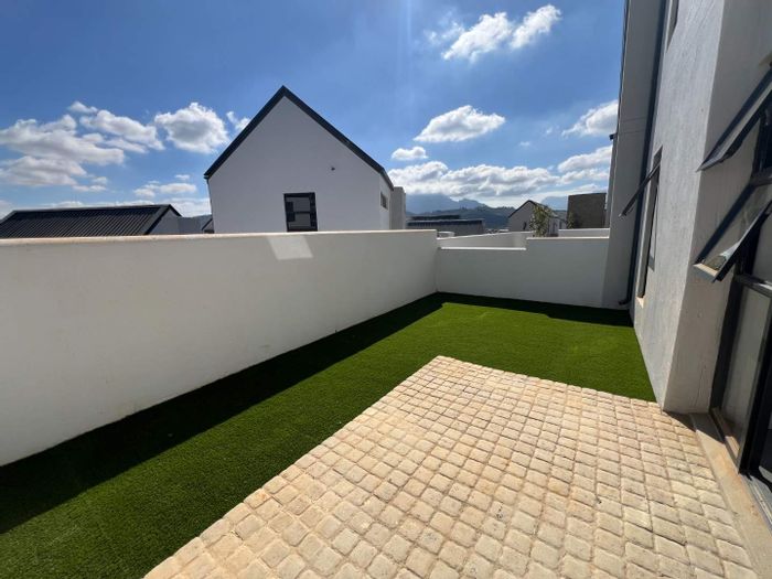 Ground-floor apartment in Newinbosch with private patio, amenities, and security. To Rent.