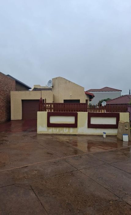 For Sale: House in Mabopane Central with 2 bedrooms, garage, and garden.