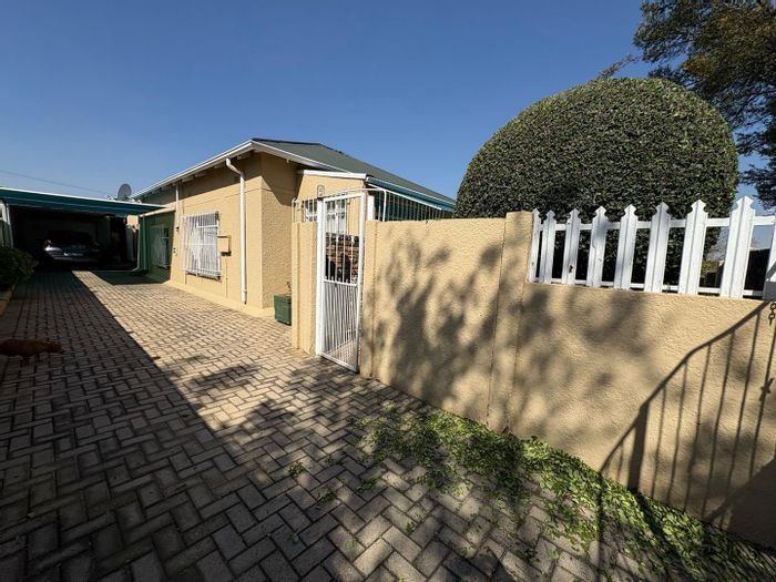 Alberton North House For Sale: 3 Bedrooms, Entertaining Areas, Potential Flatlet.