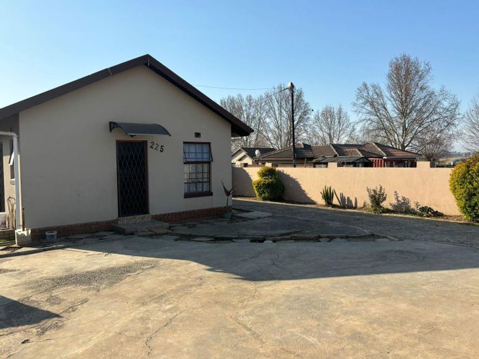 3-Bedroom House For Sale in Mpophomeni with secure yard and convenient amenities.