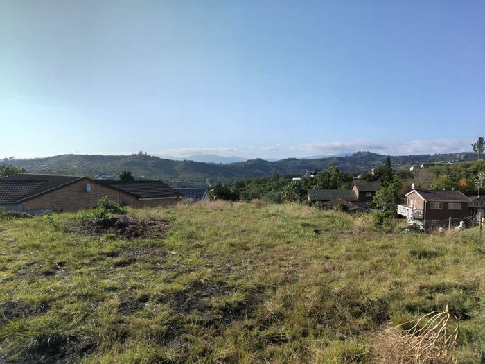 Knysna Heights Vacant Land For Sale: 861 m², north-facing, driveway, water connection.