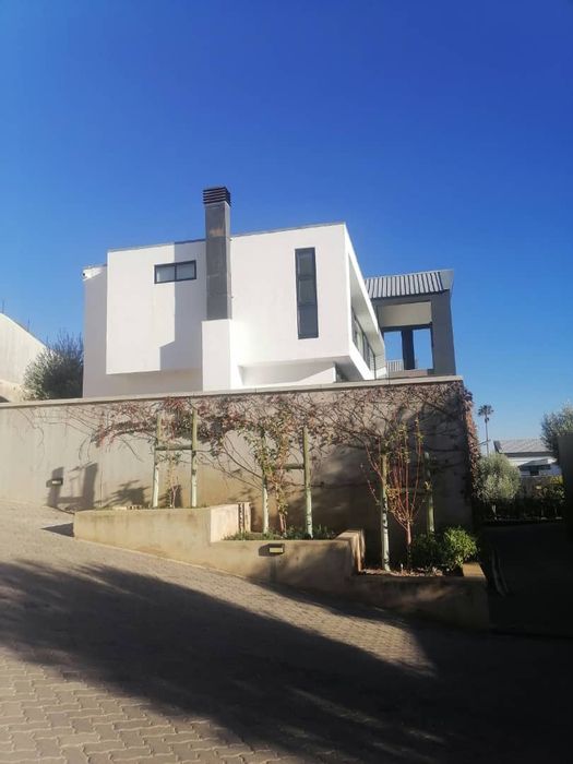 To Rent: House in Klein Windhoek with 3 bedrooms, study, BBQ area.