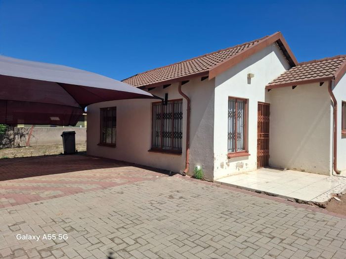 For Sale: House in Rosslyn with 2 bedrooms, carport, near schools and hospital.