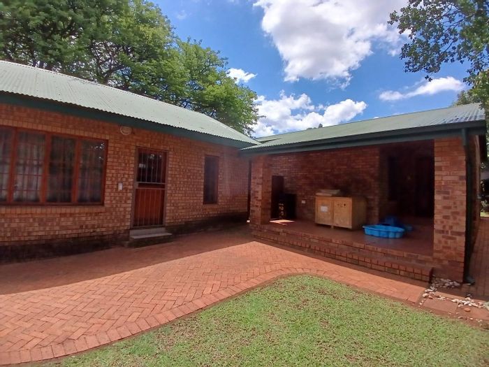 Waverley House To Rent: 3 Bedrooms, private garden, flexible living space, garage.