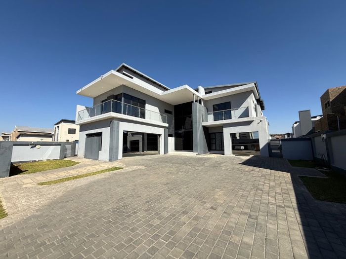 For Sale: House in Six Fountains Estate with 4 en-suite bedrooms, pool, gym.