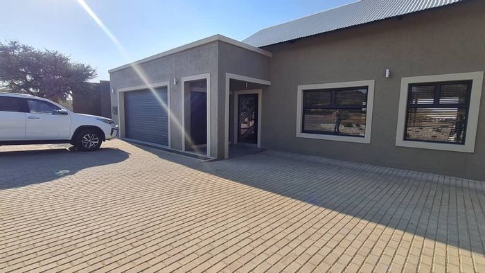 For Sale: House in Omeya Golf Estate with pool, garages, and amenities.
