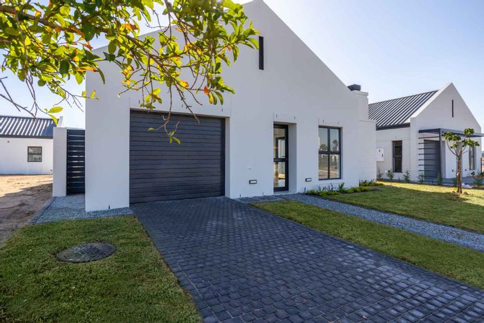 House To Rent in Paarl Valleij Lifestyle Estate: 2 beds, outdoor gym, nature reserve.