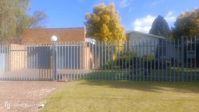 Selcourt House For Sale: 3 Bedrooms, spacious yard, double garage, close to amenities.