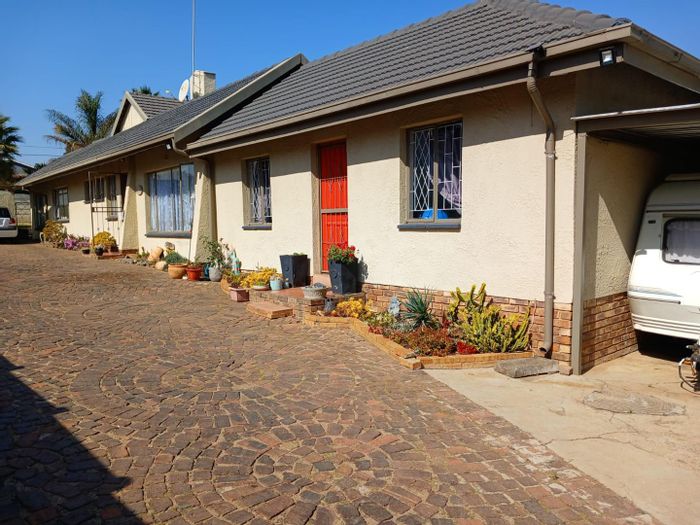 For Sale: 5-Bedroom House in Glen Marais with pool, study, and secure parking.