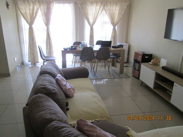 Townhouse For Sale in Akasia Central: 3 beds, 2 baths, double garage, private yard.